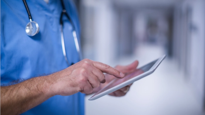 Un médecin qui utilise une tablette.