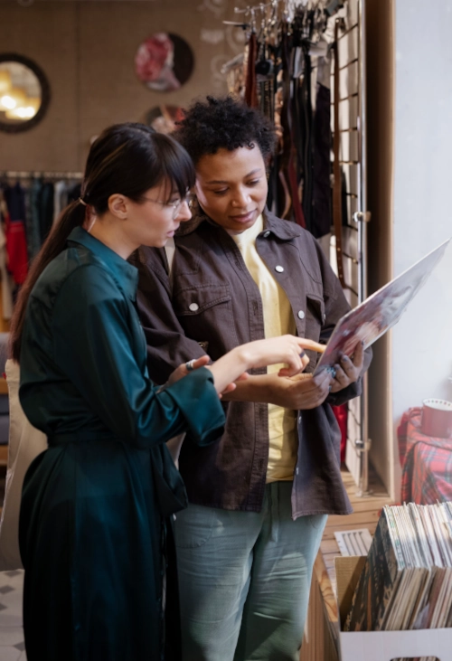 Les risques numériques dans le retail / manufacture Deux femmes dans un magasin.