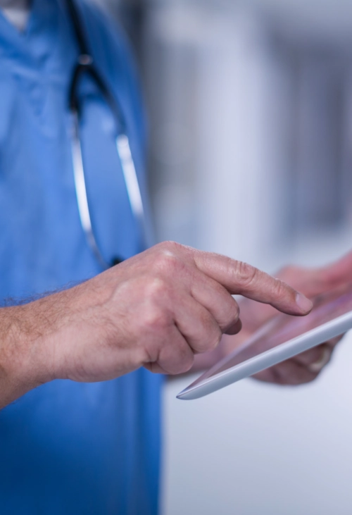 Les risques numériques dans le secteur de la santé Un médecin qui utilise une tablette.
